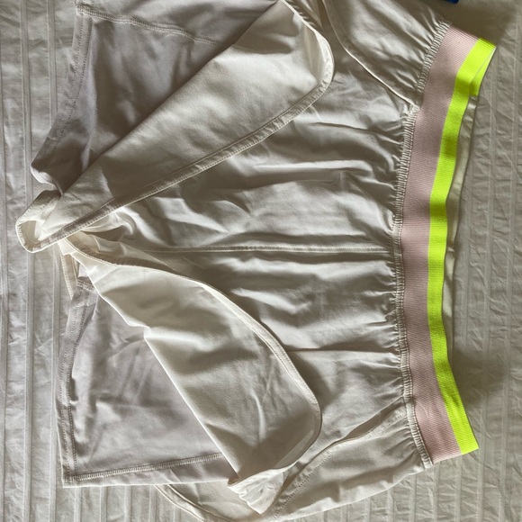 Brooks Women Short 4” 2 in 1 - Picture 2 of 5